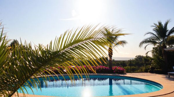 Les avantages de la piscine coque arrondie 8x4 à considérer